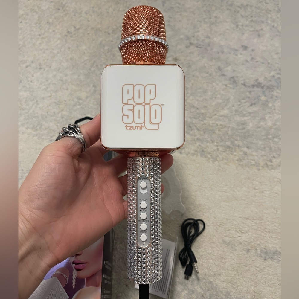 EUC Pop Solo Karaoke Microphone & Speaker With Built-in Retractable Phone Holder
